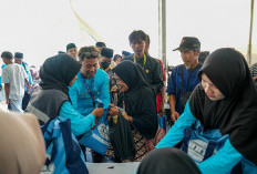 Gibran Bagikan 2.000 Sembako di Masjid Sheikh Zayed, Jokowi Salurkan THR ke Pedagang Pasar Solo