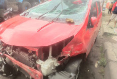 Diduga Mengantuk, Mobil Sigra Terbalik di Pantura Wiradesa Usai Tabrak Median Jalan