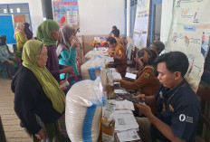 1.107 Warga Pemalang Antre Bantuan Beras dan Minyak Goreng dari Bulog