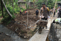 Personel Polres Semarang Gotong Royong Pembuatan Jembatan Kali Sigandul