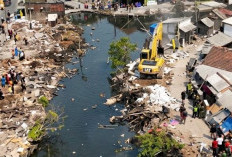 Bukan Cuma Keruk Lumpur, Normalisasi Sungai Demak Bidik Sampah hingga Bangkai Kapal