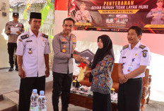 Haru! Siti Aminah Terima Kunci Rumah Rehab dari Polres Tegal, Ini Pesan Kapolres