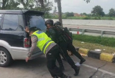 Polri Sigap Bantu Pemudik Alami Aki Tekor di Rest Area 275 A