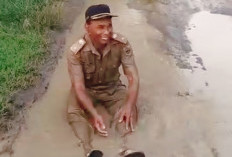 Putus Asa dengan Pemkab Sragen, Kades Ngepringan Nekat Mandi Lumpur Berseragam Dinas