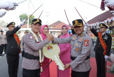 Disambut dengan Tradisi Pedang Pora, AKBP Endhi Pratama Resmi Menjabat Kapolres Grobogan 