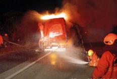 Truk Paket Terbakar di Tol Semarang–Solo