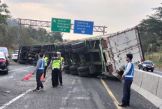 Truk Muatan Biji Plastik Terguling di Tol KM 430.900 Beji Ungaran Timur