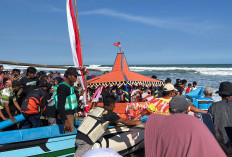Ribuan Wisatawan Saksikan Sedekah Laut di Pantai Heppiii Ayamputih Kebumen
