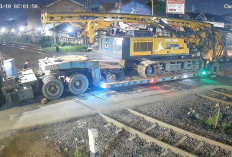 Truk Trailer Tersangkut di Perlintasan Kaligawe, 10 Perjalanan KA di Semarang Tertunda Hingga 3 Jam