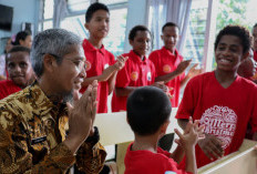 Natal 2025, Sekda Jateng Kunjungi Panti Asuhan di Semarang dan Ajak Anak Berani Bermimpi