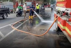 Drum Minyak Goreng Tumpah di Jalan Segitiga Emas Purwodadi, Dua Pengendara Tergelincir
