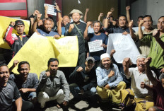 Ratusan Warga Geruduk Rumah Mantan Kades Dukuhwringin Tegal, Demo Membawa Poster