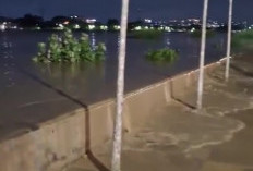 Banjir Kanal Barat Meluap Saat Warga Buka Puasa, Rumah di Simongan Semarang Terendam Lumpur