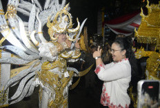 Peserta Semarang Night Carnival 2026 Tetap Tampil di Tengah Hujan