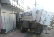 Rem Blong, Truck Hino Gas SAMATOR Tabrak Motor Hingga Jebol Toko Kain PANTES Ambarawa 