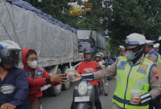 Aksi Humanis, Satlantas Polres Tegal Bagikan Takjil Kepada Pengguna Jalan di Slawi