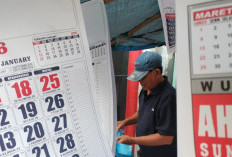 Menggantung Harapan di Pinggir Pasar Johar, Kisah Satiman Bertahan dari Jualan Kalender Musiman