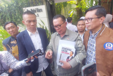 Jokowi Teken Buku Rismon Sianipar, Bentuk Pertanggungjawaban Ilmiah Polemik Ijazah