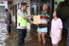 Polres Kudus Tebar Bansos, Blusukan Door to Door ke Warga Terdampak Banjir