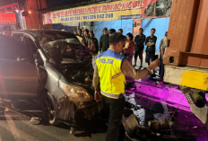Toyota Inova Hantam Truk Kontainer yang Berhenti, Seorang Korban Alami  Luka Sobek Dahi 