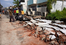 Ibu dan Anak Tertimba Tembok Pagar Eks Bioskop di Jalan Sindoro Pemalang