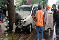 Kijang Innova Berisi Satu Keluarga Hantam Pohon di JLS Salatiga, Wanita Hamil Tewas di TKP, 6 Orang Luka-luka