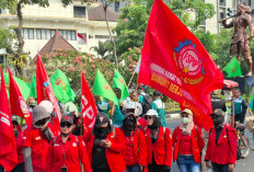 Ratusan Buruh ABJAT Demo di Kantor Gubernur Jateng, Tuntut Kenaikan Upah 10 Persen