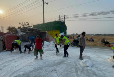 Detik-detik Truk Dump Oleng Tabrak Truk Gandeng di Kaliori Rembang