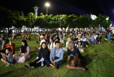 Keseruan Nonton Bareng Bola Gembira di  Alun-alun Kudus, Warga Terhibur dan UMKM Laris Manis
