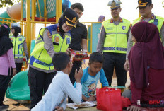 Kapolres Purworejo Turun ke CFD, Bagikan Jajanan ke Anak-anak dan Buka Layanan SIM-Samsat