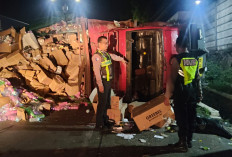 Kecelakaan di Jalur Pantura Batang: Truk Tronton Terguling, Seret Dump Truck ke Parit