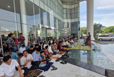 Didaulat Jadi Khatib Salat Idul Fitri, Mendikdasmen Gelorakan Semangat Warga Muhammadiyah Kudus