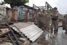 Jelang Operasional Pasar Ikan Rejomulyo Semarang, Lapak PKL di Atas Drainase Dibongkar Satpol PP
