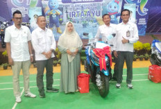 Perumda Tirta Ayu Serahkan Reward Pelanggan Tepat Waktu