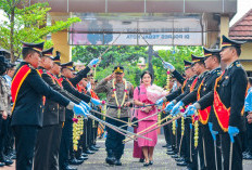 Sambut Kapolres Tegal Kota yang Baru, AKBP Heru Antariksa Cahya Jalani Tradisi Pedang Pora  
