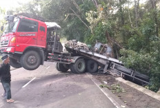 Gagal di Jalan Menanjak, Truk Hino Trailer Muatan Bantalan 35 Ton Standing di JLS Salatiga
