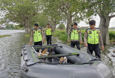 Nenek Pengungsi Bersedih Pikirkan Nasib Kucingnya Kebanjiran, Kapolres Kudus Trenyuh