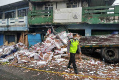 Truk Pengangkut Keramik Alami Rem Blong di Perempatan Pasar Kertek Wonosobo