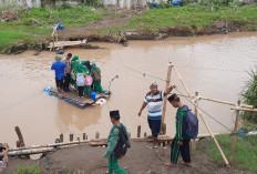Hampir Dua Pekan Terisolir, Warga Tambaksari Mangkang Wetan Terpaksa Lintasi Sungai Beringin dengan Getek