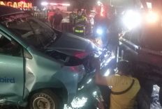Sopir Alami Microsleep, Taxi Lompati Pembatas Hingga Menabrak Daihatsu Grandmax di Ungaran