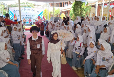 Unik, Puluhan Siswa SMUHI Pekalongan Tampil Bergaya Era 70-an