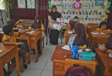 Inspiratif! Guru di Grobogan Ini Semangat Mengajar Meskipun Berdiri dengan Dua Tongkat