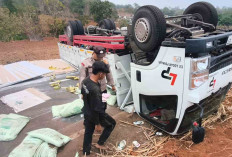 BREAKING NEWS: Truk Gipsum Terguling Tutup Jalan Pati-Gembong, Begini Kronologinya