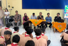 KPU Gandeng Mahasiswa FISIP UPS Gelar Sosialisasi Pemilih Pemula di SMP Negeri 4 Tegal
