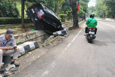 Diduga Kurang Fokus, Fortuner Masuk Got di Jalan S Parman Semarang