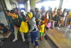 Warga Muslim Tebus Murah 450 Paket Sembako dari Gereja St Theresia Bongsari