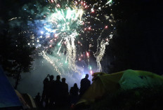 Sempat Badai, Pesta Kembang Api Perayaan Tahun Baru 2026 di Base Camp Perantunan Ungaran Berlangsung Meriah