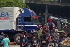 Rem Blong Ditanjakan, Truk Boks Tujuan Pabrik Parfum Salatiga Mundur Hantam Bengkel,Dua Orang Korban Luka-luka