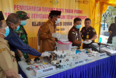 Kejari Demak Musnahkan 119 Karton Rokok Ilegal hingga 48 Gram Sabu