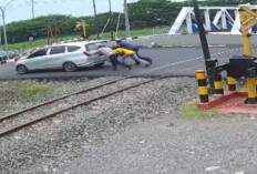 Detik-detik Menegangkan! Kabid Humas Polda Jateng Selamatkan Mobil Mogok di Atas Rel Kereta Api